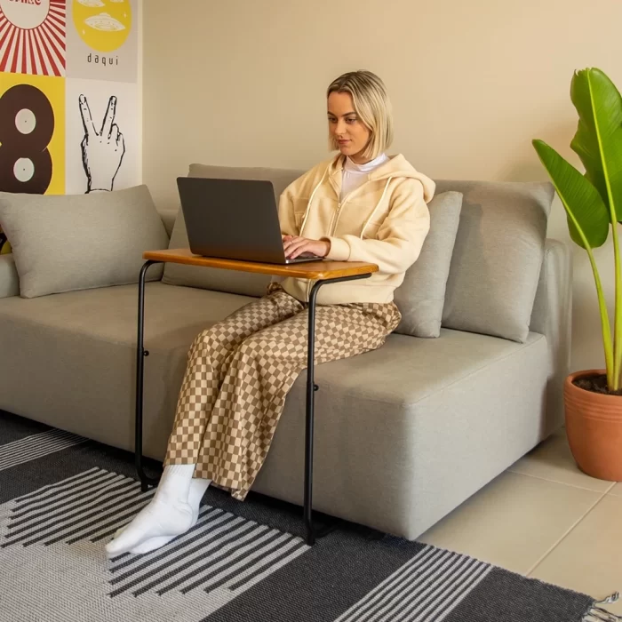 A mesa de apoio lateral Sérgio possui regulagem de altura, ideal para trazer mais conforto e ergonomia.