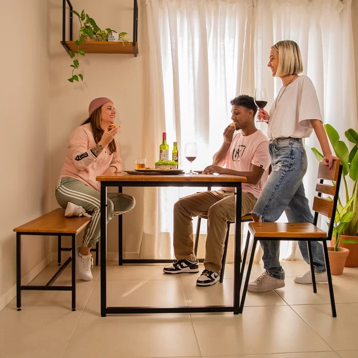 O Banco longo Luísa promove a ideia de compartilhar, pegando um lugar individual, para um assento que acomoda várias pessoas. Um produto que faz combinação com a Mesa Sônia, oferecendo design e funcionalidade, possibilitando o momento de partilha de bons momentos com os amigos e familiares. 