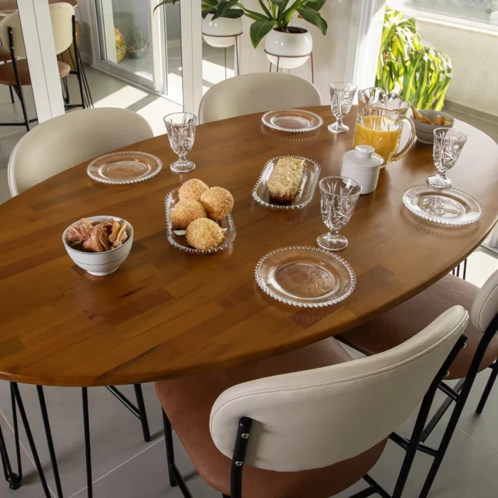 Mesa Oval de madeira maciça eucalipto para 4 pessoas