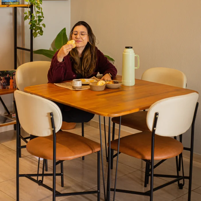 mesa Gerson de madeira maciça de eucalipto com tamanho de 100cm x 100cm e pés metálicos