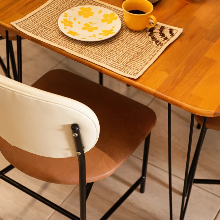 mesa Gerson de madeira maciça de eucalipto com tamanho de 100cm x 100cm e pés metálicos