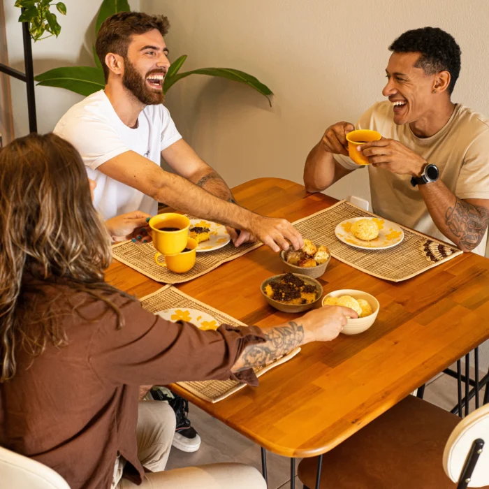 mesa Gerson de madeira maciça de eucalipto com tamanho de 100cm x 100cm e pés metálicos