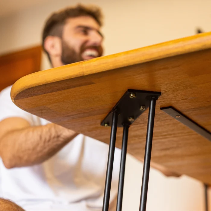 mesa Gerson de madeira maciça de eucalipto com tamanho de 100cm x 100cm e pés metálicos